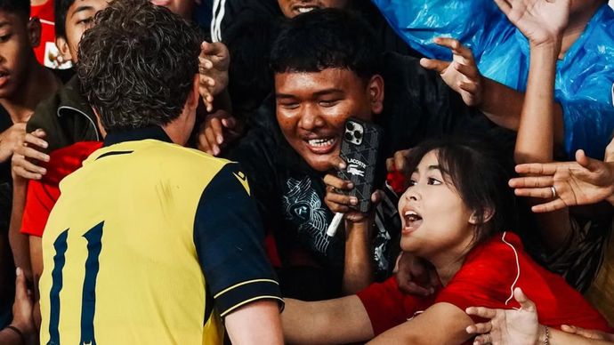 Ole Romeny Dikerumi Suporter Timnas Indonesia