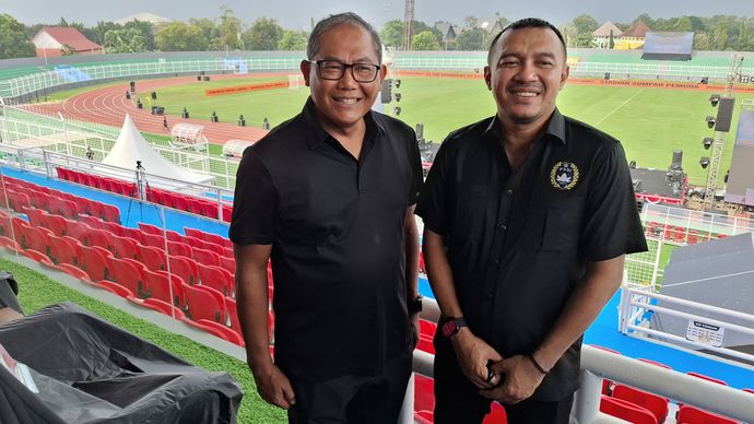 Kiri ( COO Bhayangkara FC, Sumardji) kanan ( Yoga Suara, Asprov PSSI Lampung)
