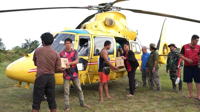 Helikopter BNPB Mendarat di Tepi Sungai Demi Antar Bantuan Warga Terisolasi