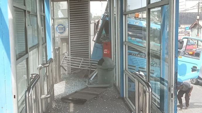 Halte Mambo Ditabrak Truk, Tiga Rute TransJakarta Dialihkan