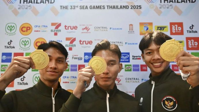 Atlet Taekwondo putra Indonesia (dari kiri) Muhammad Hafizh Fachrul Rhazy, Muhammad Alfi Kusuma dan Muhammad Rizal berpose dengan medalinya usai meraih medali emas .