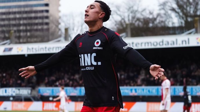 Miliano Jonathans Cetak Gol ke Gawang Ajax Amsterdam