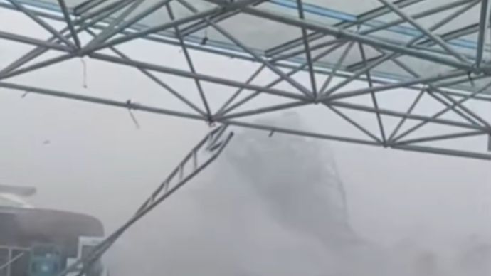 Viral Hujan Angin Porak Poranda Atap Stadion Pakansari Bogor