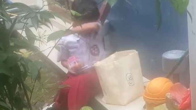 Viral Air Mata Bocah SD saat Bawa Pulang MBG untuk Makan Keluarganya 