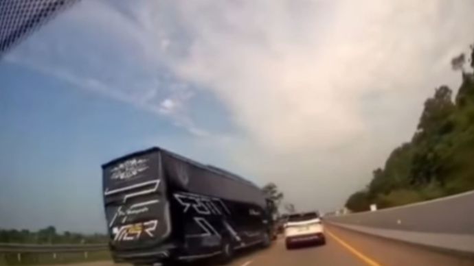 Bus PO Haryanto Tabrak 5 Mobil Pemudik di Tol Batang