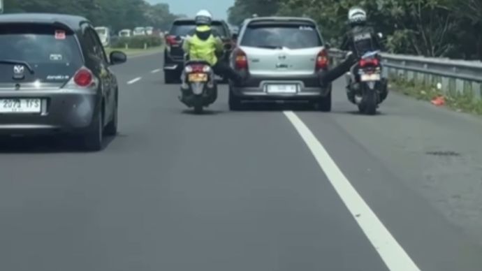 Aksi Humanis Polisi di Tol Cipali, Bantu Mobil Mogok dengan Teknik &ldquo;Stut&rdquo;