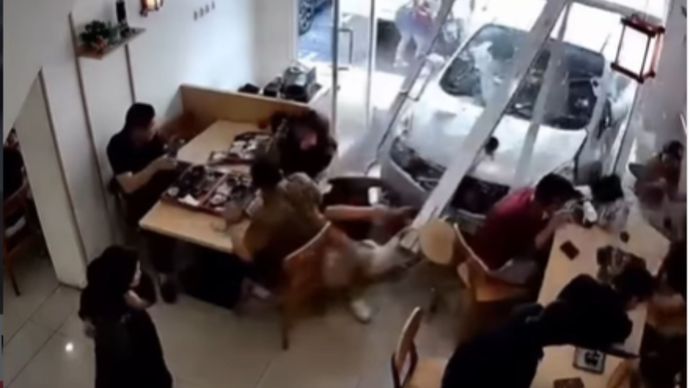 Viral Mobil Tabrak Restoran Jepang di Gading Serpong