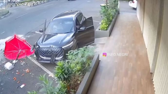 Viral Mobil Chery Tabrak Pedagang Mie Ayam di Kelapa Gading
