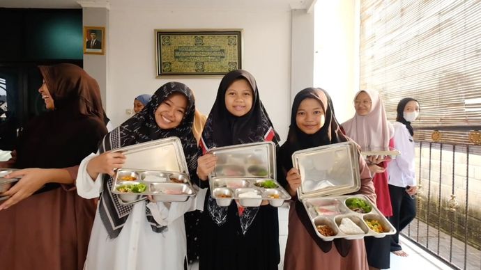 Santri di Karanganyar Sambut Hangat Program MBG, Harapan dan Semangat Baru di Pesantren