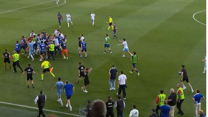 Kiper Zaragoza Pukul Wajah Kapten Huesca Hingga Terkapar