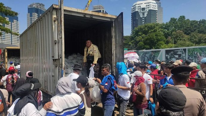 Ribuan Buruh Antre Sembako Gratis dari Presiden di Monas
