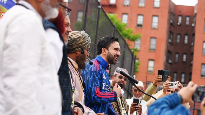 Viral Walikota New York Zohran Mamdani Sholat Idul Adha Pakai Jersey Arsenal
