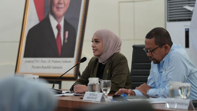 Juru Bicara Kementerian ESDM Dwi Anggia (Kiri) dan Kepala Badan Komunikasi (Bakom) RI, M. Qodari (Kanan)
