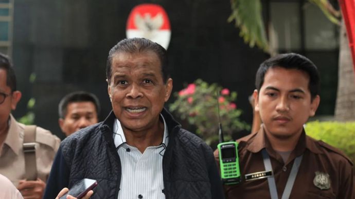 Pemilik agensi perjalanan haji Maktour, Fuad Hasan Masyhur (kiri) menjawab pertanyaan wartawan usai menjalani pemeriksaan di Gedung Merah Putih KPK, Jakarta