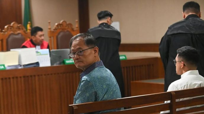 Dua terdakwa kasus dugaan korupsi dan tindak pidana pencucian uang (TPPU) terkait investasi MDI Venture dan BRI Ventures ke PT Tani Group Indonesia (Tanihub) Donald Surjana Wihardja (kiri) dan Aldi Adrian Hartanto (kanan) mengikuti sidang lanjutan di Pengadilan Tipikor.