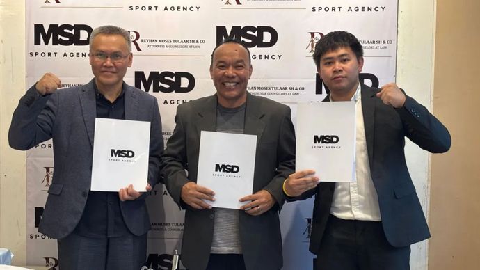 Tri Kusharjanto (tengah) saat menandatangi kerja dengan MSD Sport Agency untuk melatih klub GX Badminton yang berbasis di Calgary, Kanada 