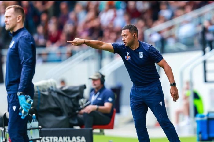 Profil Denny Landzaat, Asisten Pelatih Patrick Kluivert yang Mahir Bahasa Indonesia - Ntvnews.id
