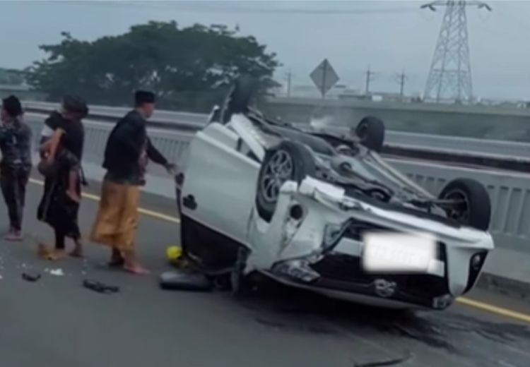 Viral Mobil Calya Terbalik di Tol MBZ KM 38 Jakarta Arah Bandung