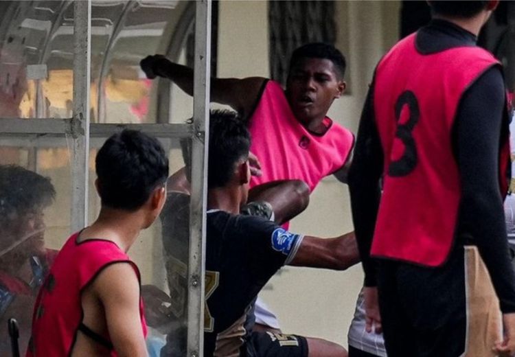 Fadly Alberto Disanksi 3 Tahun Buntut Tendangan Kungfu ke Pemain Dewa United