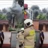 Viral Pabrik Hokben di Ciracas Jaktim Terbakar Hebat