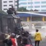 Demo di Depan Gedung DPR Ricuh, Polisi Semprotkan Air ke Massa