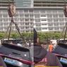 Proses Evakuasi Mobil BYD Nyemplung di Bundaran HI Jadi Tontonan Warga