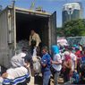 Ribuan Buruh Antre Sembako Gratis dari Presiden Prabowo di Monas