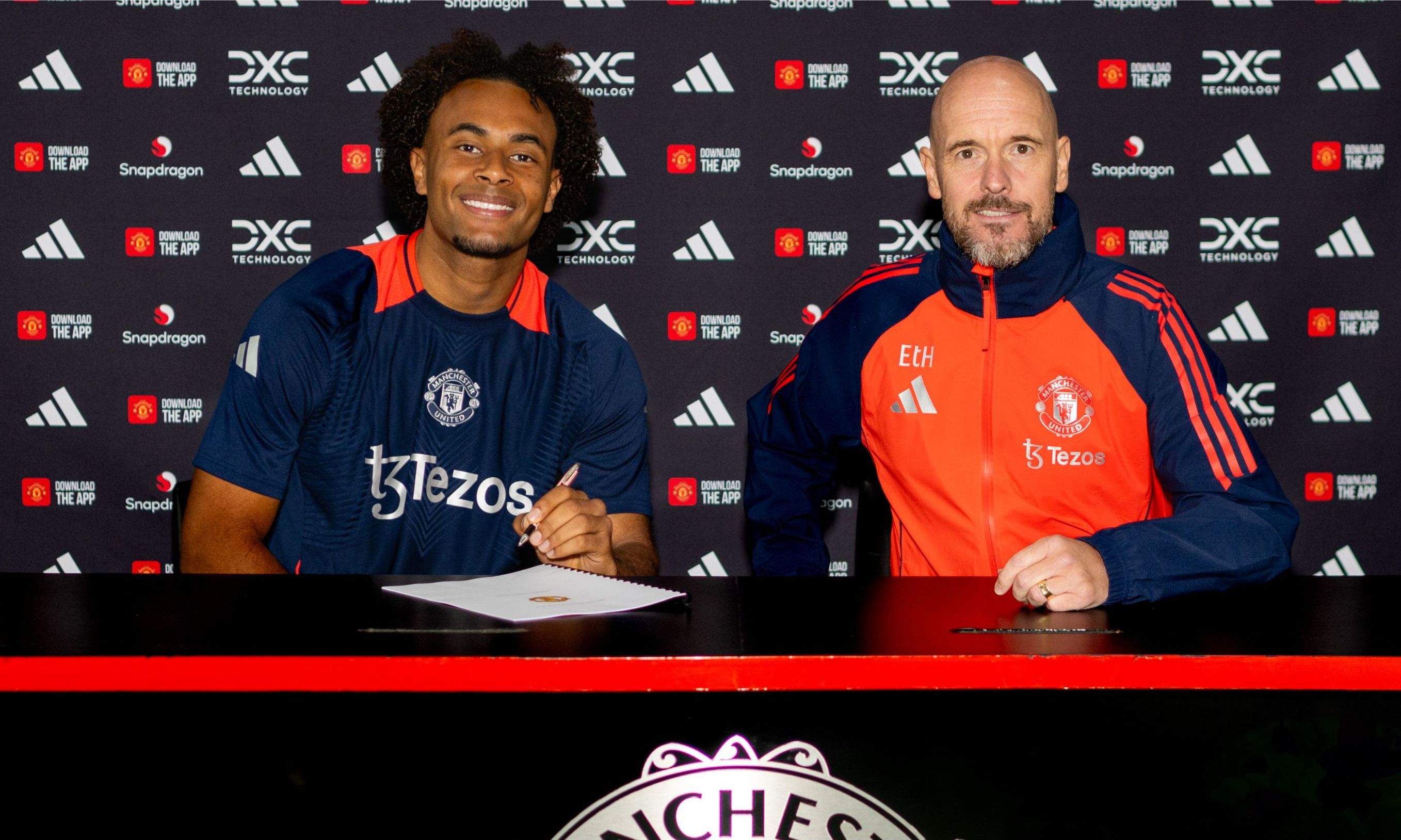 Joshua Zirkzee dan Erik Ten Hag <b>(Twitter: Manchester United)</b>