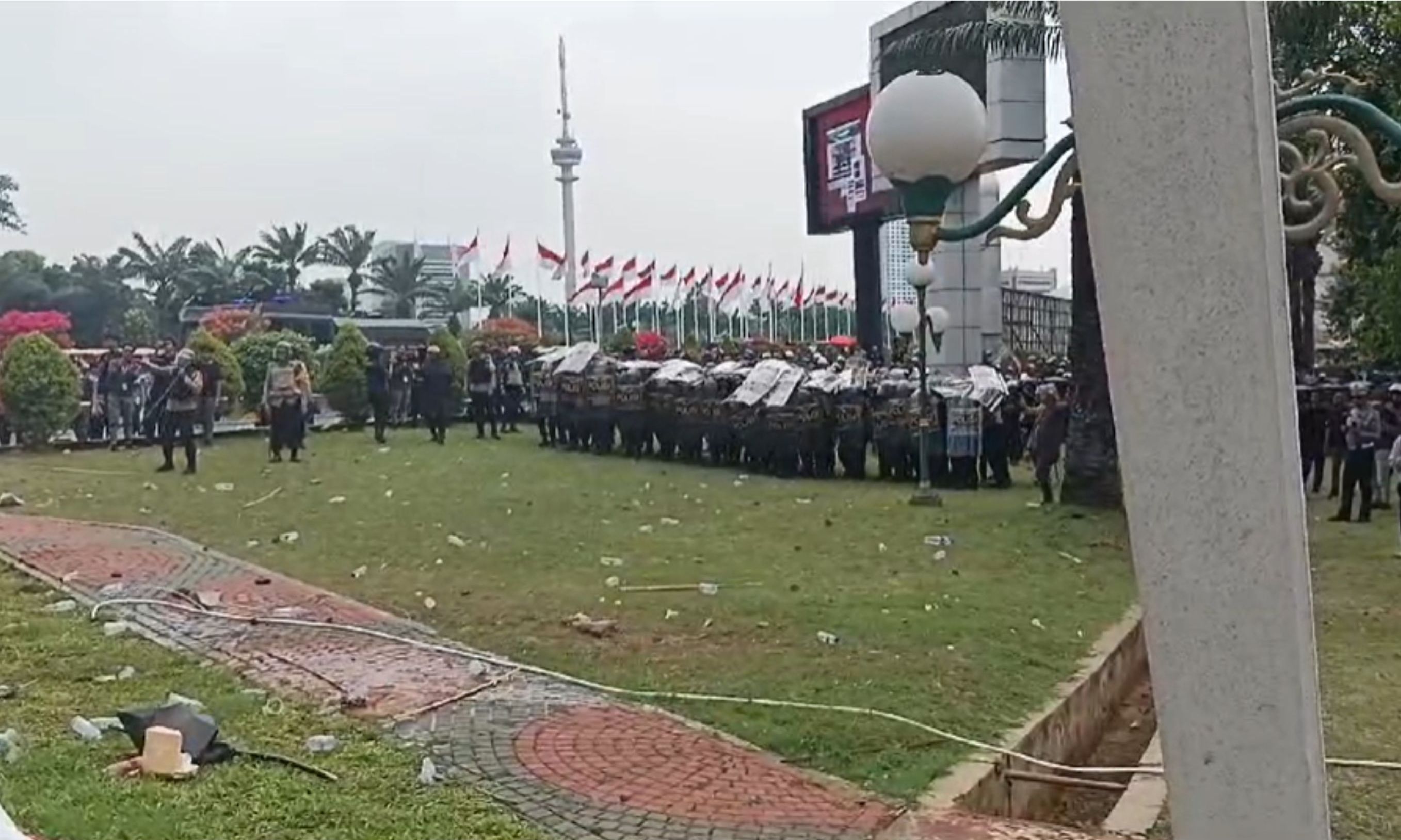 Detik-detik Mahasiswa Jebol Gerbang DPR RI <b>(NTV News/Bagas)</b>