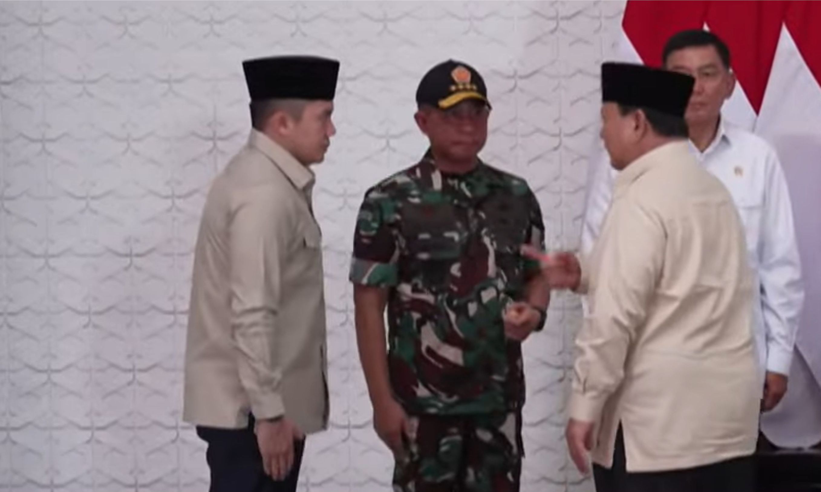 Video Asli Mayor Teddy, Ternyata Jalan Tak Mendahului Menhan dan Panglima TNI <b>(Youtube)</b>