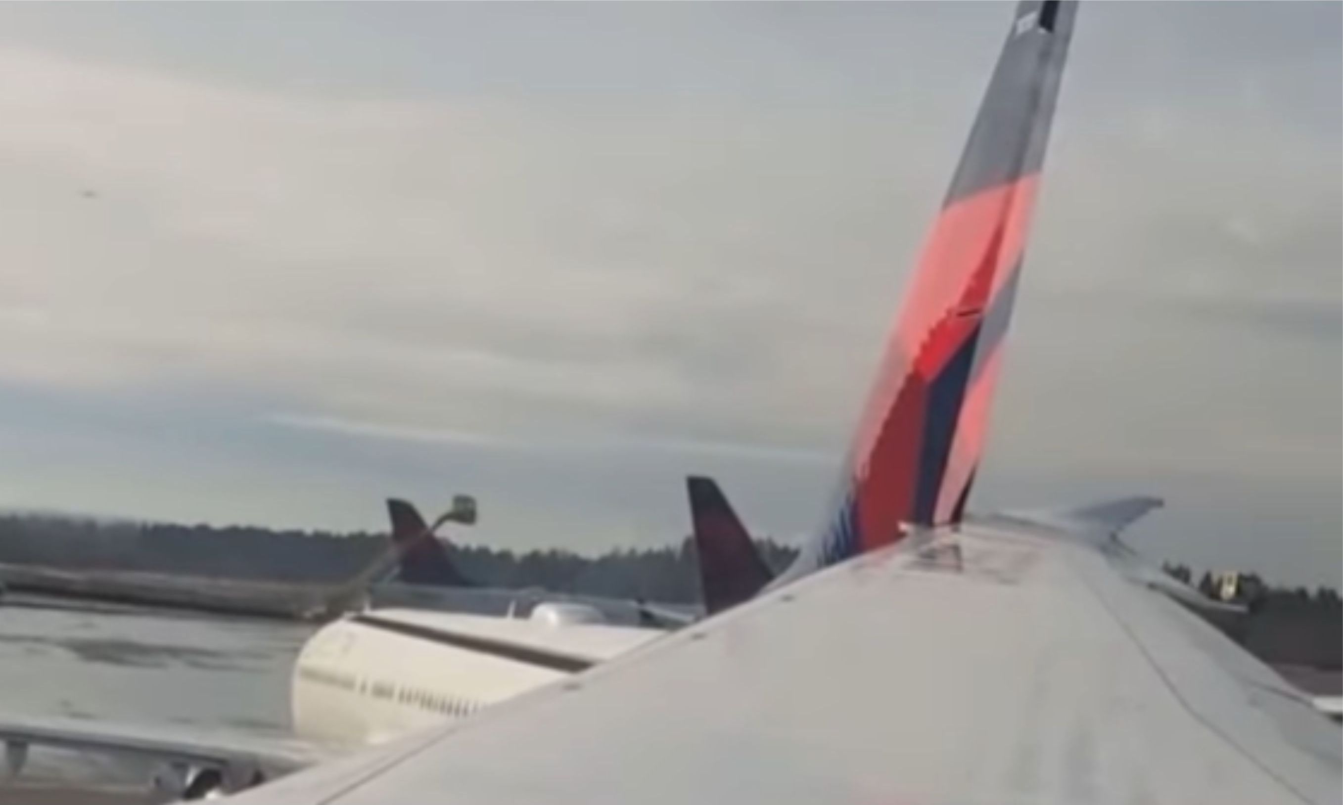 Detik-detik Sayap Japan Airline Senggol Buntut Delta Airline di Bandara Seattle <b>(Instagram)</b>