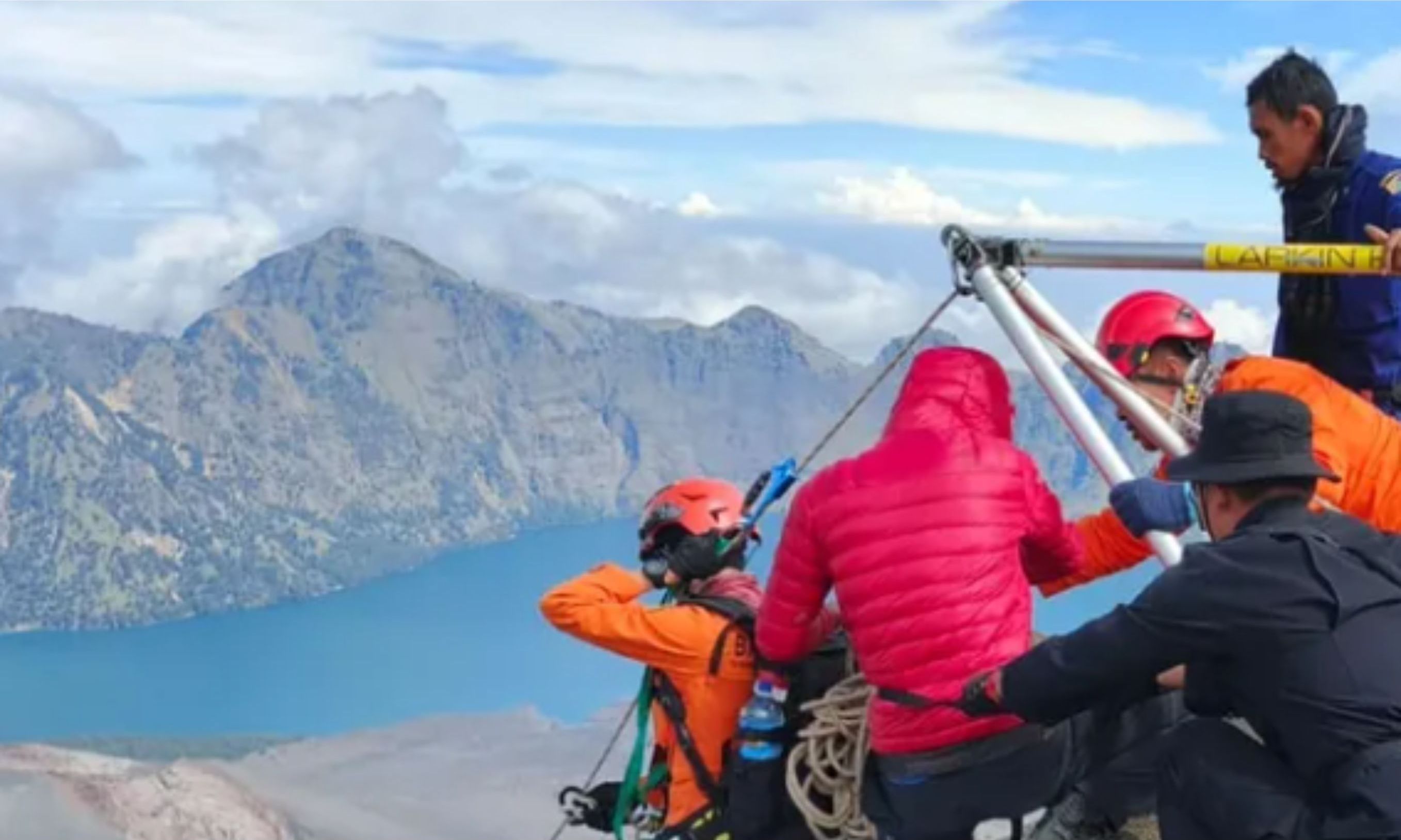 Jalur Pendakian Gunung Rinjani Ditutup Imbas Jatuhnya WNA Brasil <b>(IG: btn_gn_rinjani)</b>