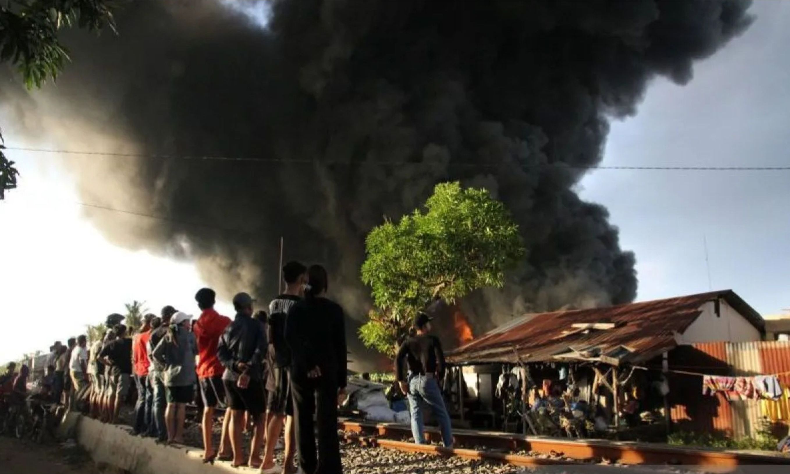 Kebakaran Dahsyat Pabrik Minyak Goreng di Medan <b>(ANTARA FOTO/Yudi Manar)</b>