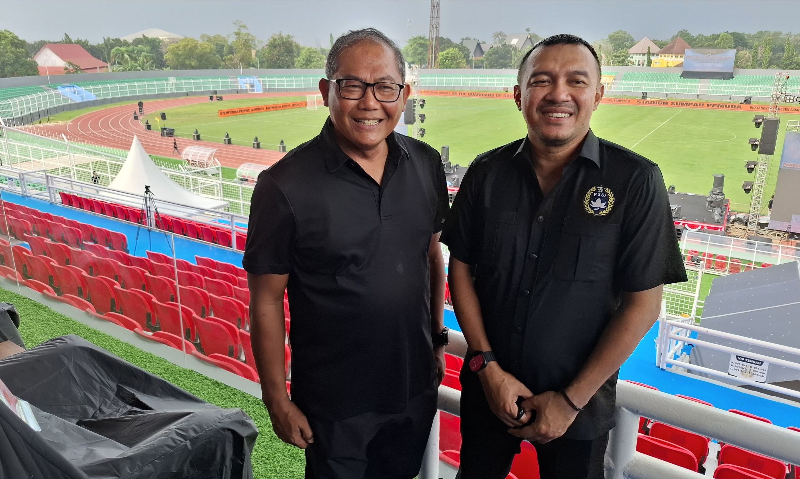 Kiri ( COO Bhayangkara FC, Sumardji) kanan ( Yoga Suara, Asprov PSSI Lampung) <b>(Zaki Islami/ NTV News)</b>