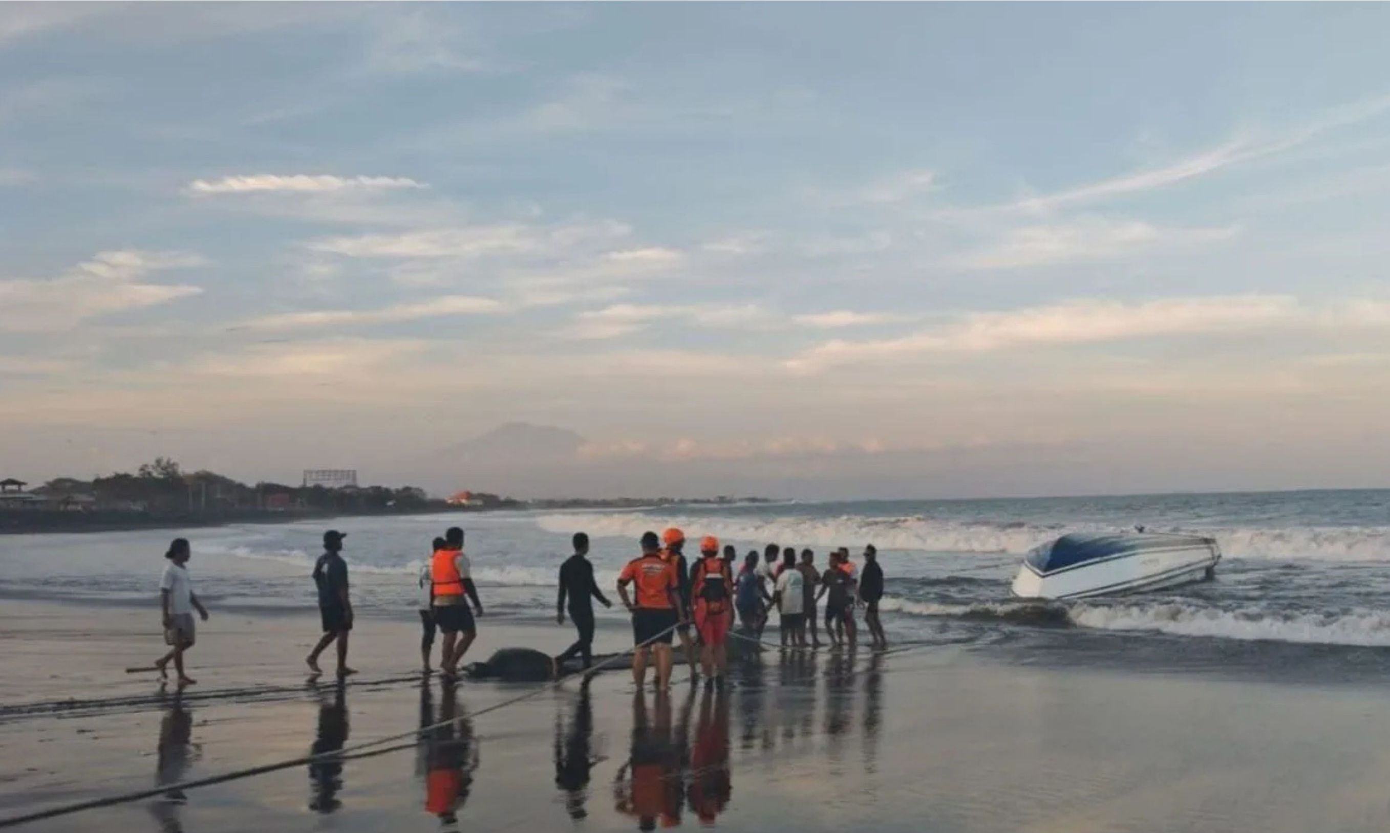 2 WNA Asal China Meninggal Usai Kapal Cepat Tenggelam di Sanur Bali <b>(ANTARA/HO-Kantor SAR Bali)</b>