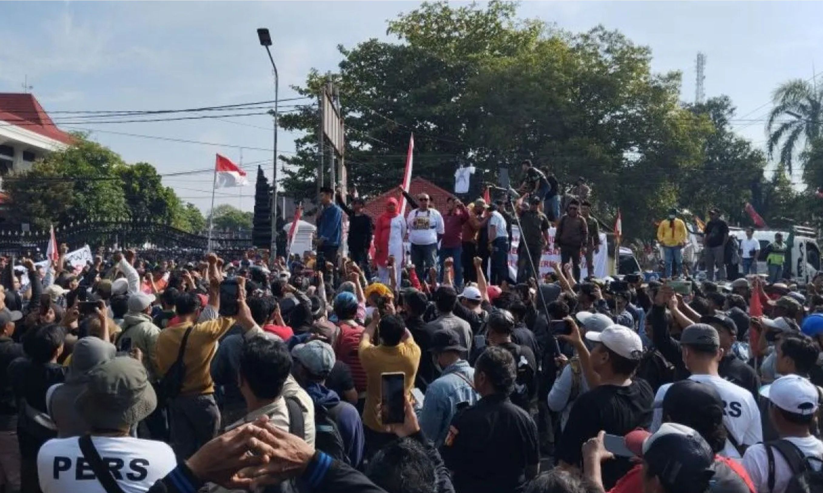 Demo Pati Ricuh, Kaca Kantor Bupati Pecah Dilempari Massa <b>(ANTARA)</b>