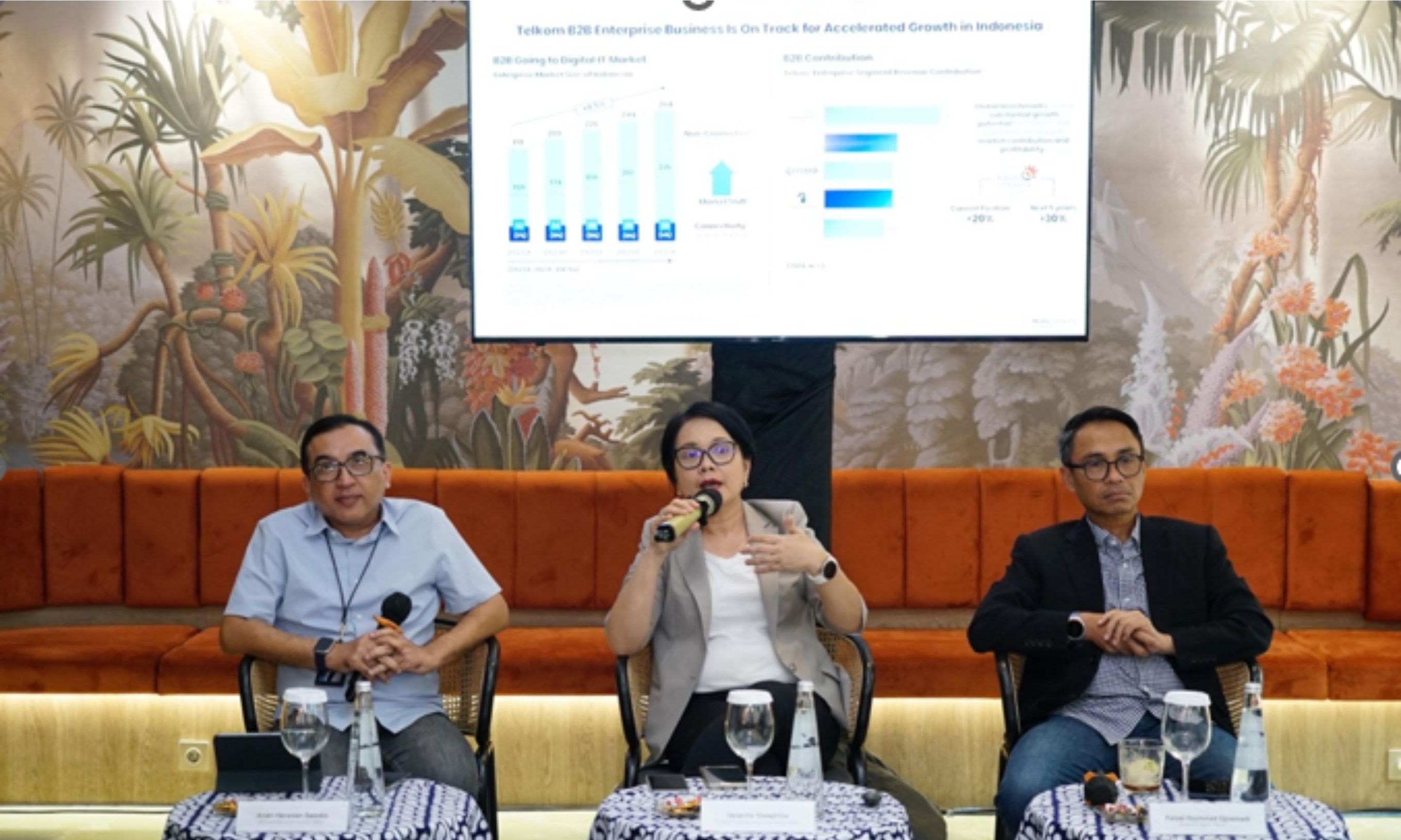 Direktur Enterprise &amp; Business Service Telkom Veranita Yosephine (tengah), Direktur IT Digital Telkom Faizal R. Djoemadi (kanan), dan VP Corporate Communication Telkom Andri Herawan Sasoko (kiri) saat acara Business Update. <b>(Istimewa)</b>