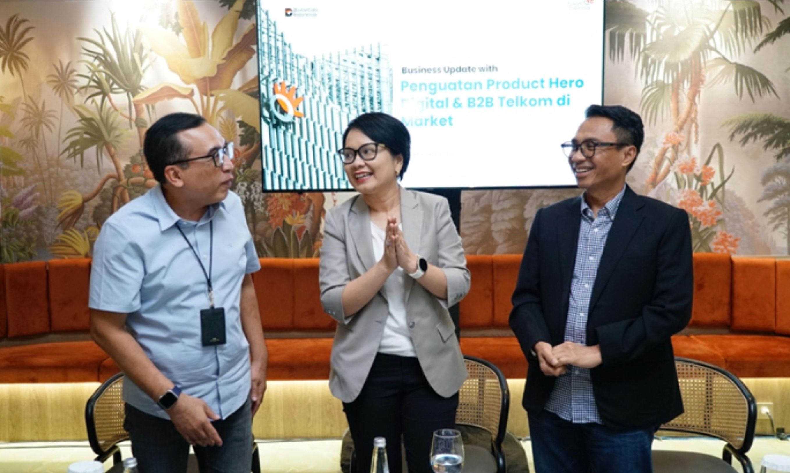 Direktur Enterprise &amp; Business Service Telkom Veranita Yosephine (tengah), Direktur IT Digital Telkom Faizal R. Djoemadi (kanan), dan VP Corporate Communication Telkom Andri Herawan Sasoko (kiri) saat acara Business Update. <b>(Istimewa)</b>