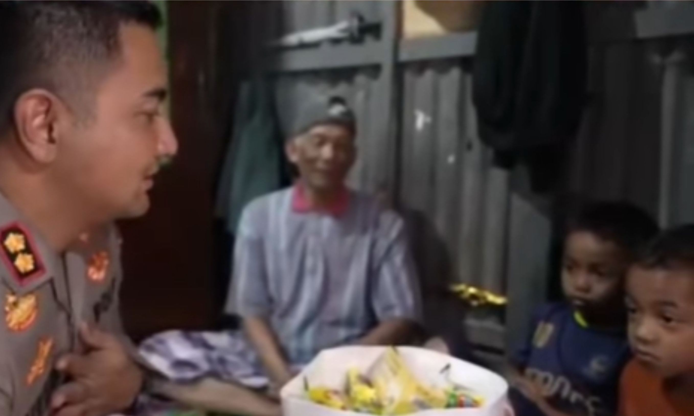 2 Anak Viral di Gowa Kumpulkan Sisa Makanan, Kini Dapat Bantuan <b>(Polsek Gowa)</b>