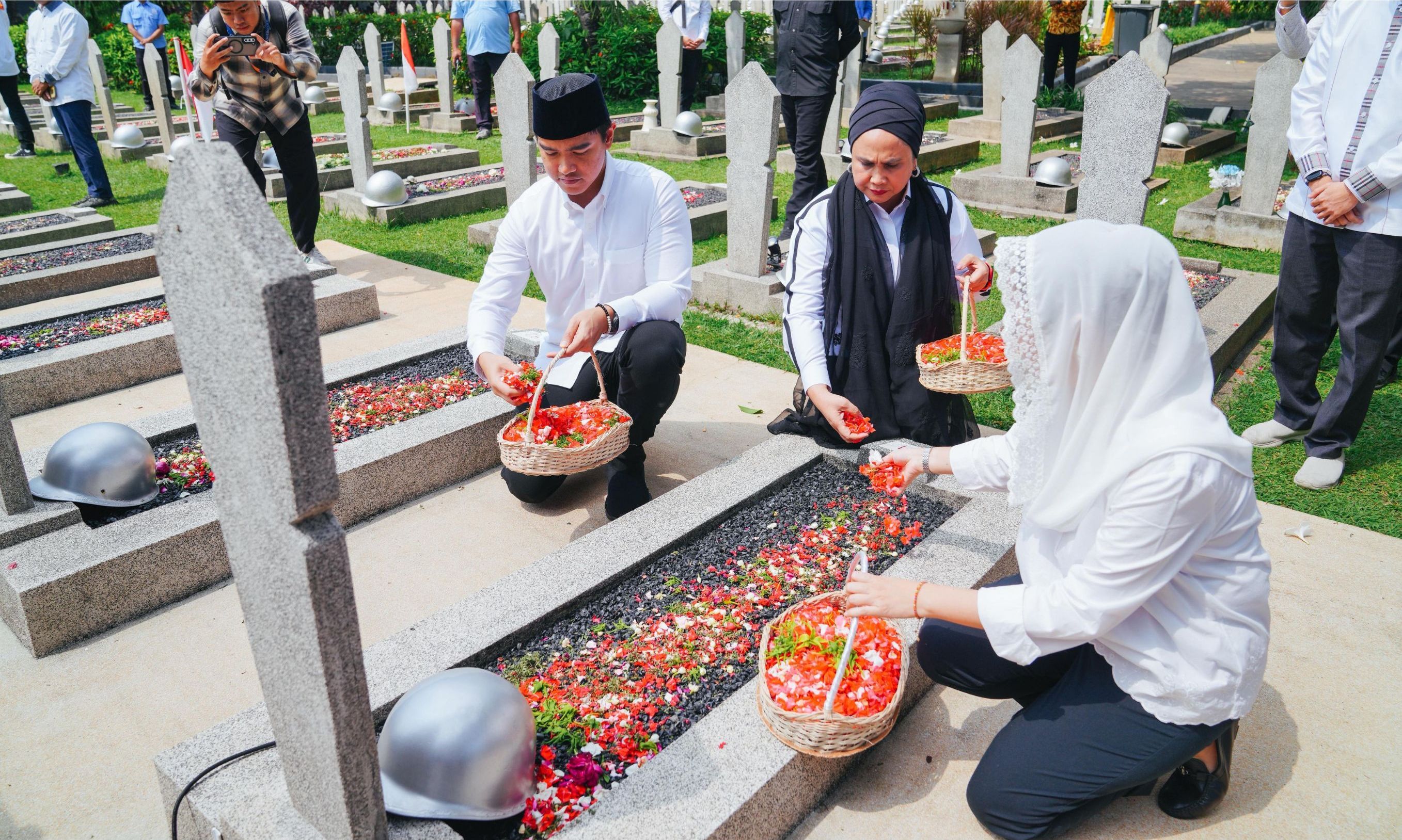 Kaesang Pangarep Ziarah ke Makam BJ Habibie dan Tokoh Bangsa Lainnya <b>(Istimewa)</b>