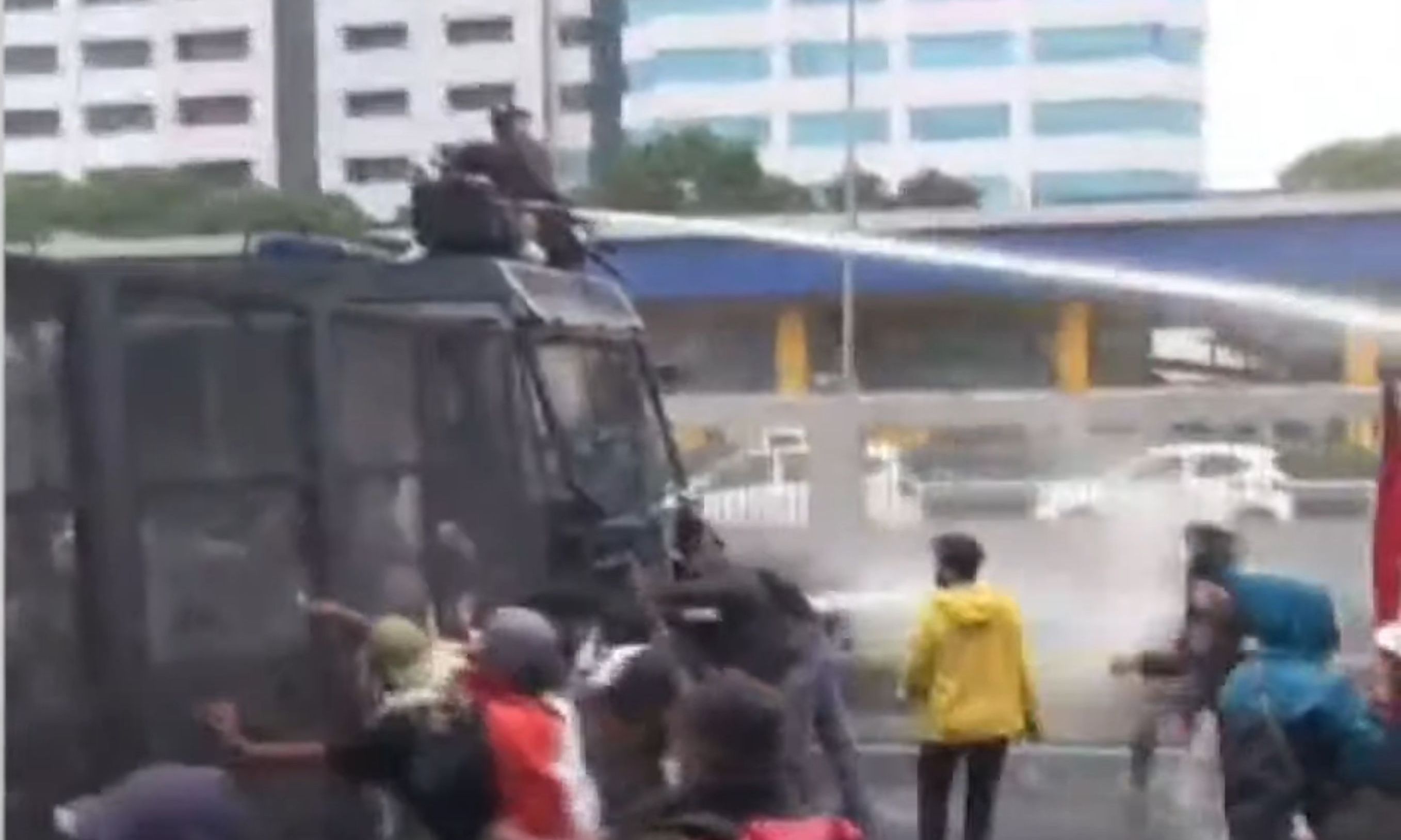 Demo di Depan Gedung DPR Ricuh, Polisi Semprotkan Water Cannon ke Arah Massa <b>(Nusantara TV)</b>