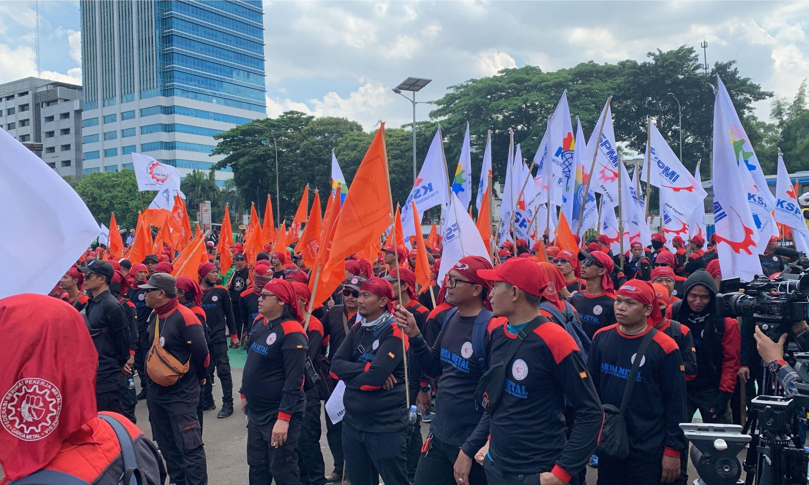 Ribuan Buruh Kembali Padati Gedung DPR Sejak Pagi Tadi <b>(NTV News/ Agus Setiawan)</b>
