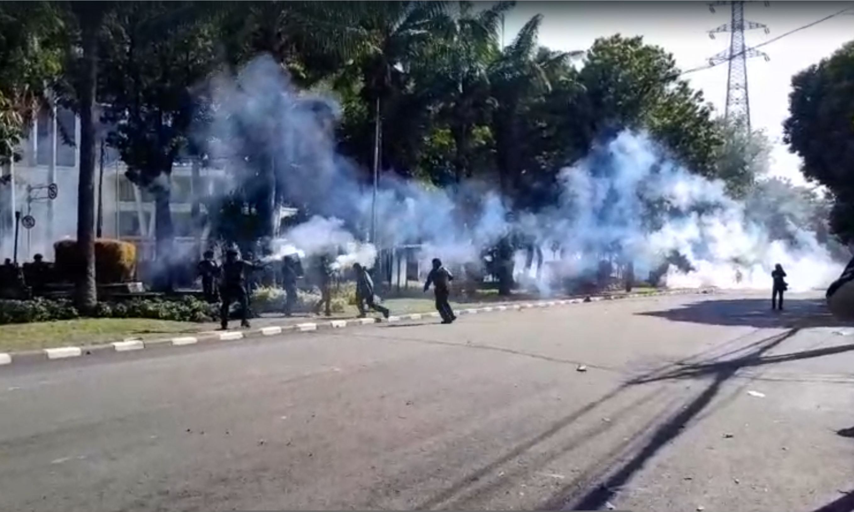 Polisi Tembak Gas Air Mata Usai Massa Ojol Kepung Brimob Kwitang <b>(NTV News / Adiansyah)</b>