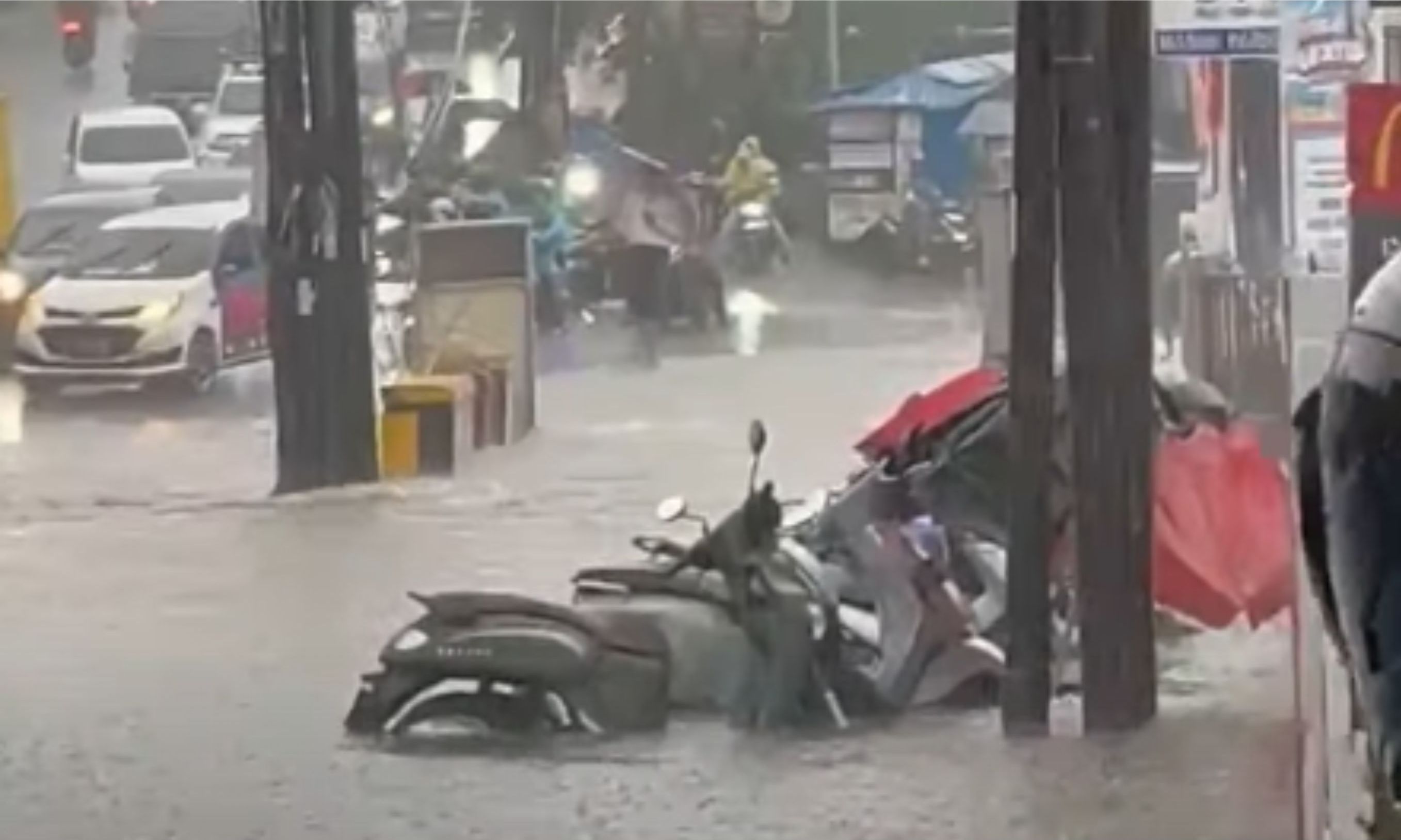 Hujan Deras Disertai Angin dan Petir Terjang Depok, Warga Diminta Waspada <b>(IG: Infodepok_id)</b>