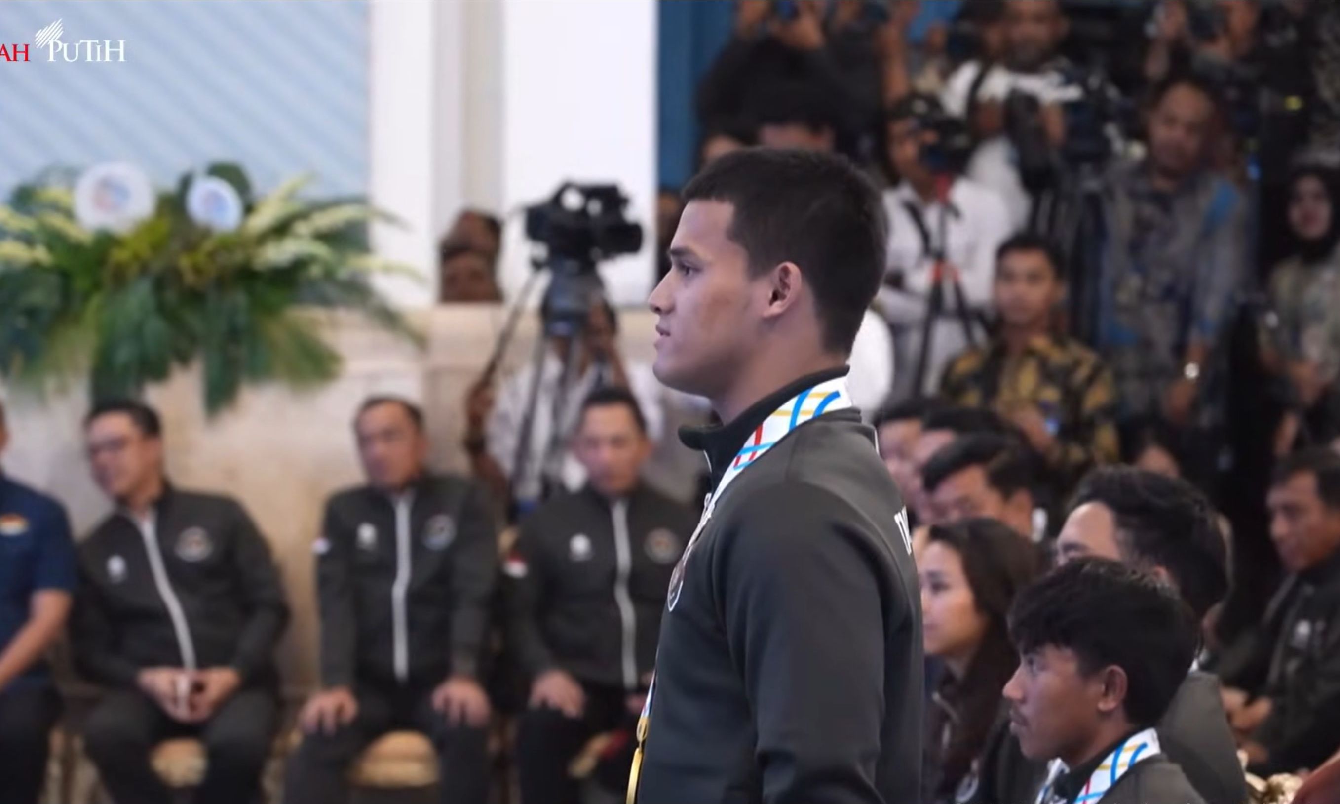 Prabowo Naikan Pangkat ke Kapten Usai Rizki Juniansyah Pecahkan Rekor <b>(Youtube)</b>