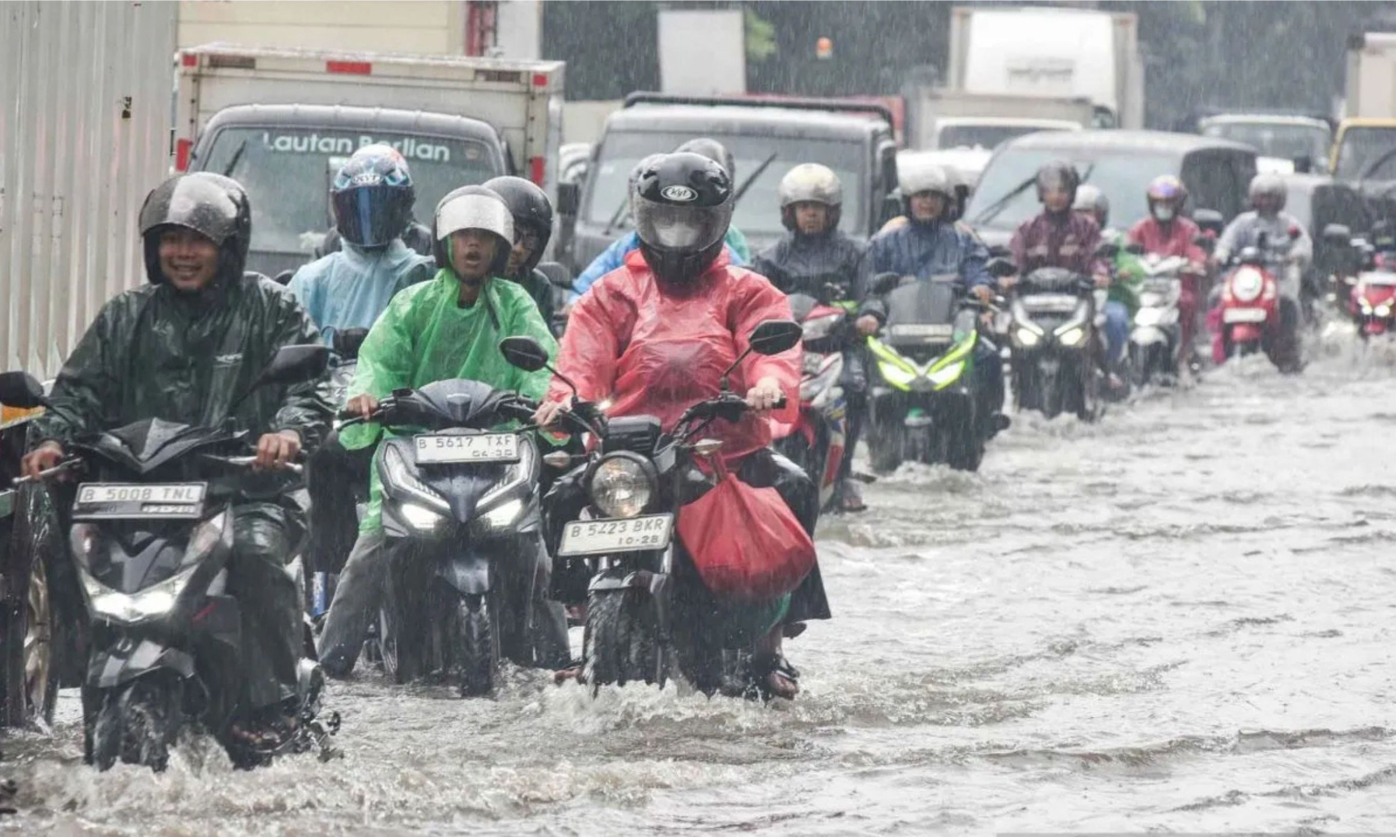 Banjir di D.I Panjaitan Cawang <b>(ANTARA FOTO/Fakhri Hermansya)</b>