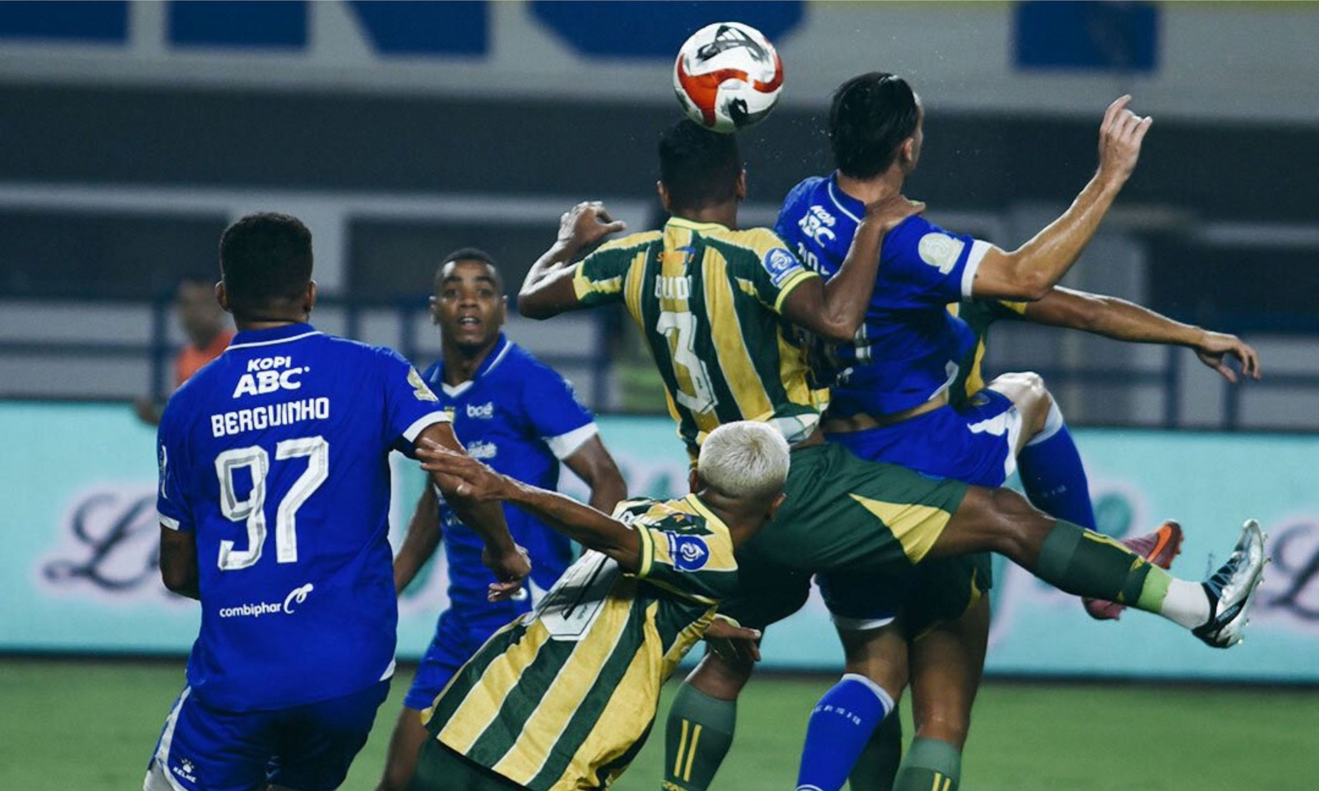 Persib Bandung vs PSBS Biak <b>(X: Persib Bandung)</b>