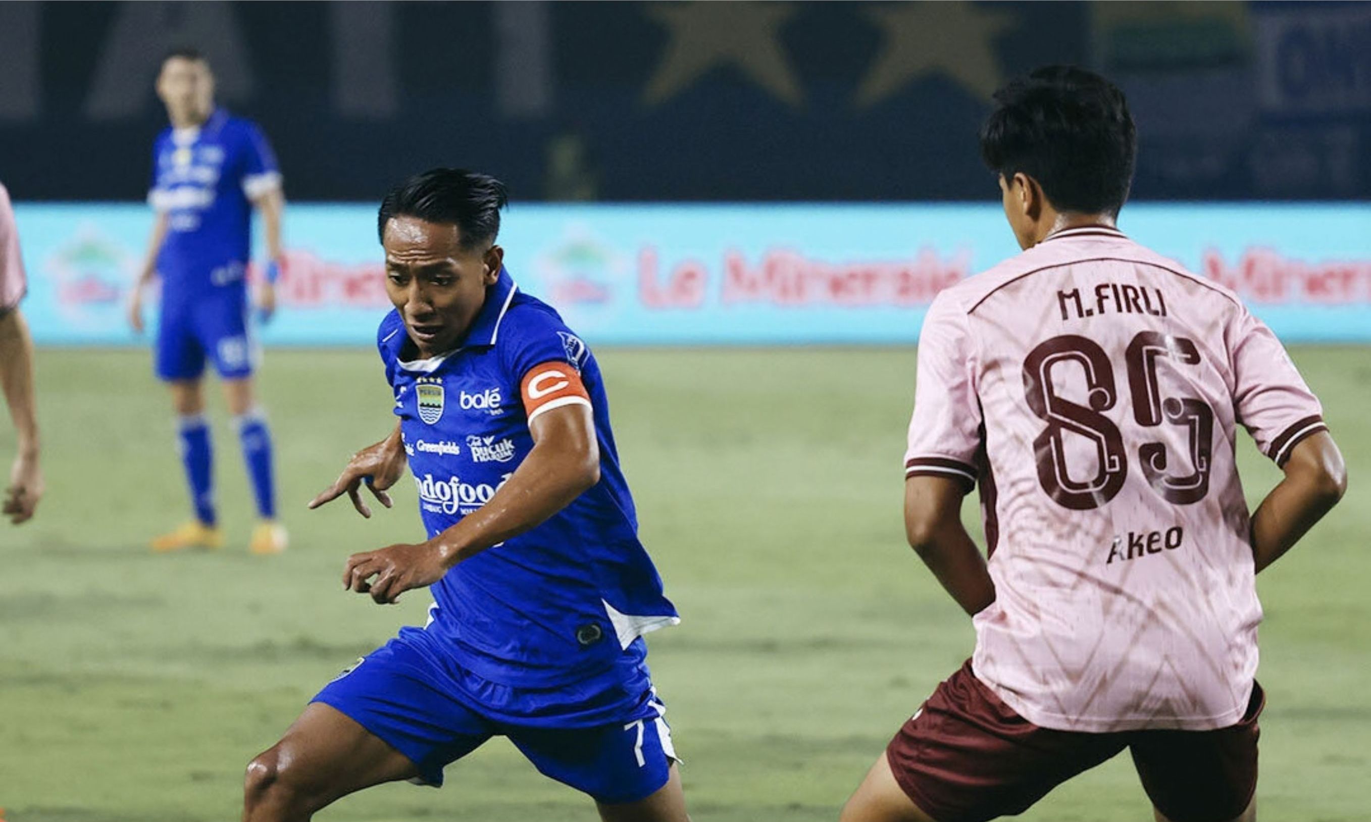 Pemain Persib Bandung, Beckham Putra Mencoba Melewati Pemain Persik Kediri Muhamad Firli. <b>(X: Persib)</b>