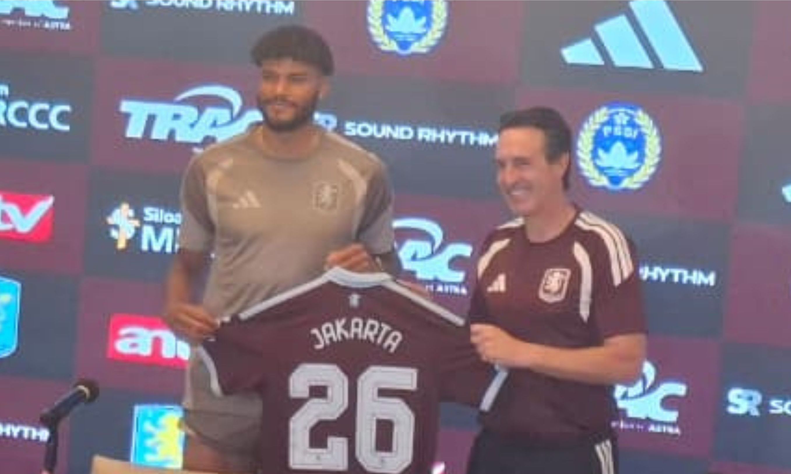 Pemain Aston Villa Tyrone Mings (Kiri) dan pelatih Unai Emery <b>(Zaki Islami)</b>