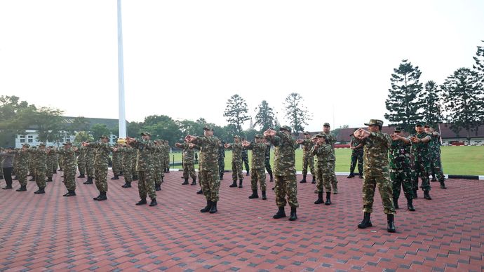 Buka Retreat, Prabowo Ajak Para Anggota Kabinet Olahraga dan Latihan Baris Berbaris <b>(Istimewa)</b>